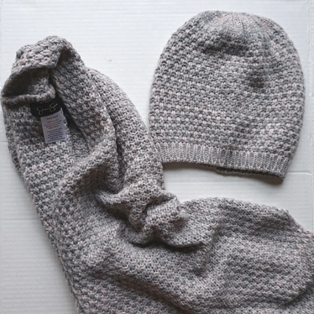 Jessica Simpson Matching Grey & Pink Knit Infinity Scarf & Beanie Set Sz OS - Picture 7 of 15